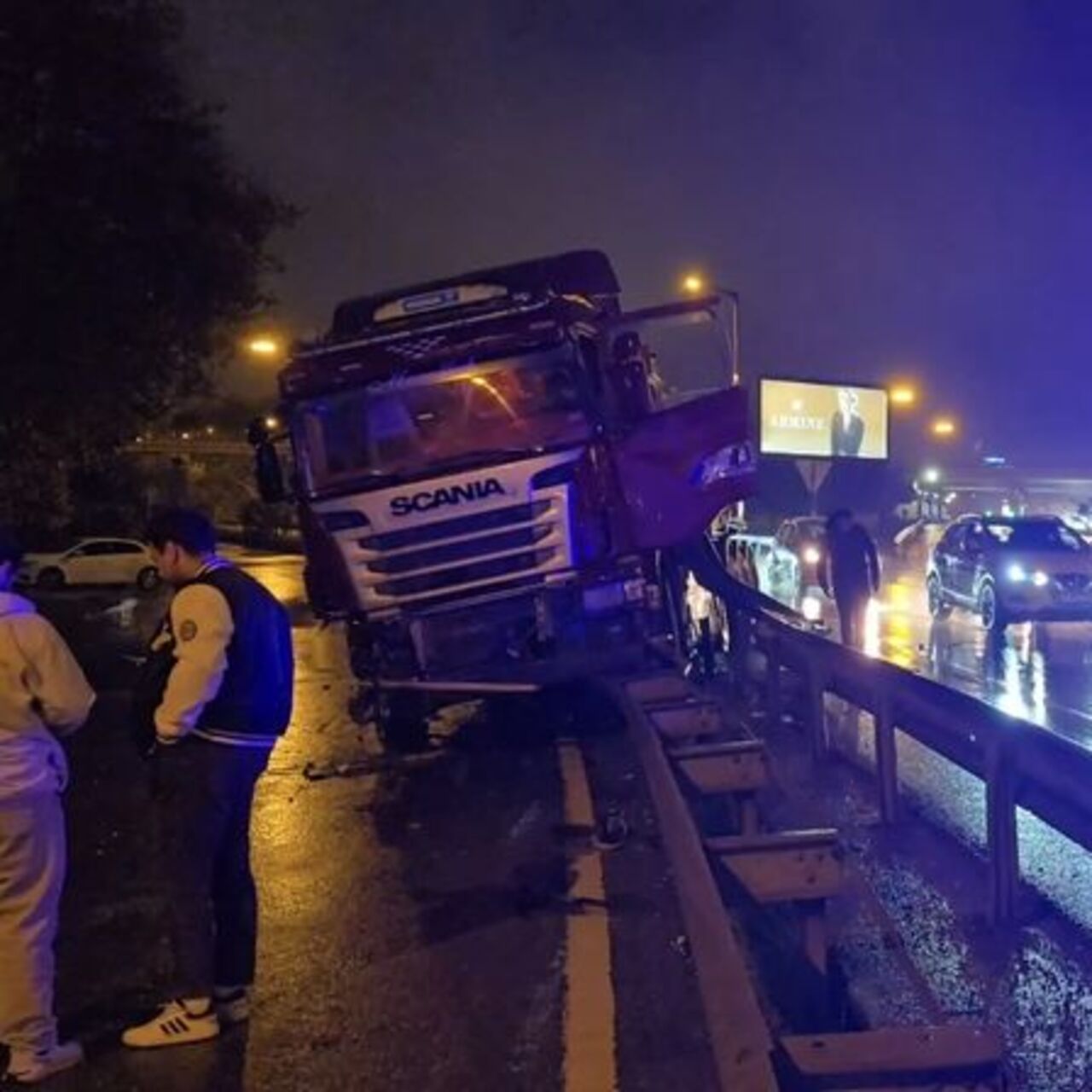 Yolda kayan hafriyat kamyonu yan yola girdi