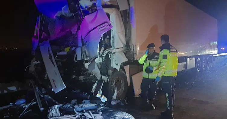 Adana’da tırla tur otobüsü çarpıştı 1’i ağır 15 kişi yaralandı