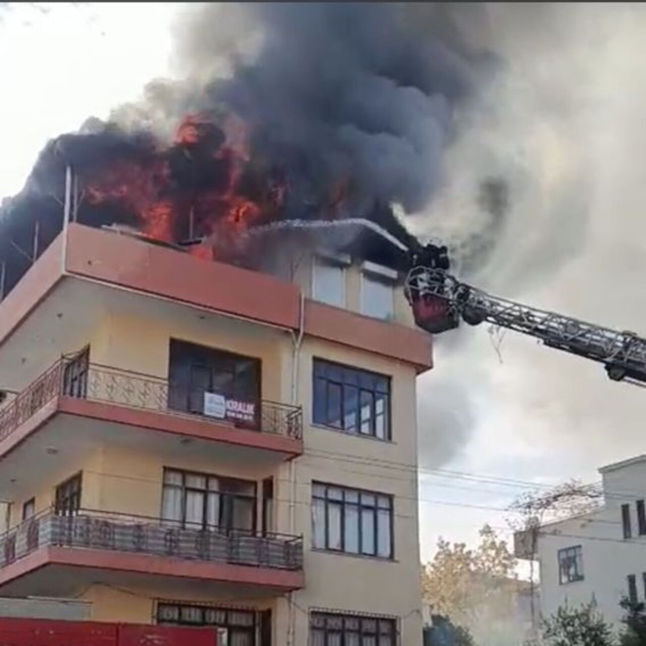 Anne ve 3 çocuğu içerideydi… Alevler yükseldi nefesler tutuldu!