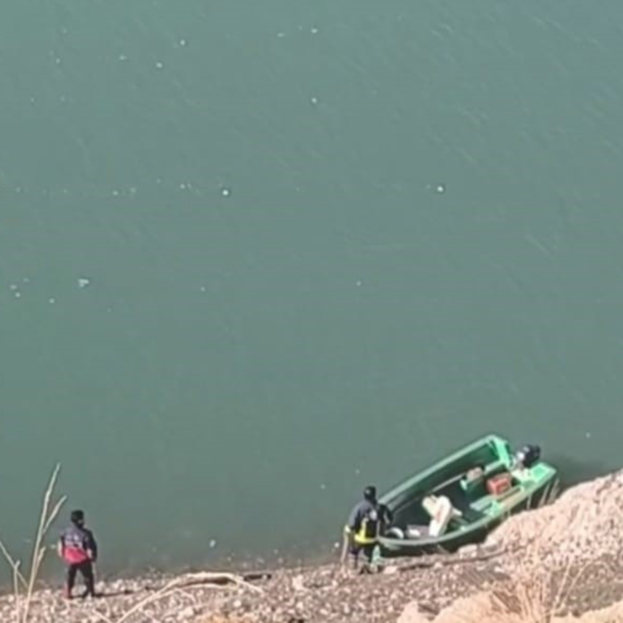 Araç göle uçtu! 3 kişi aranıyor!