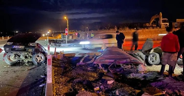 Araçların paramparça olduğu kazadan sağ kurtuldular