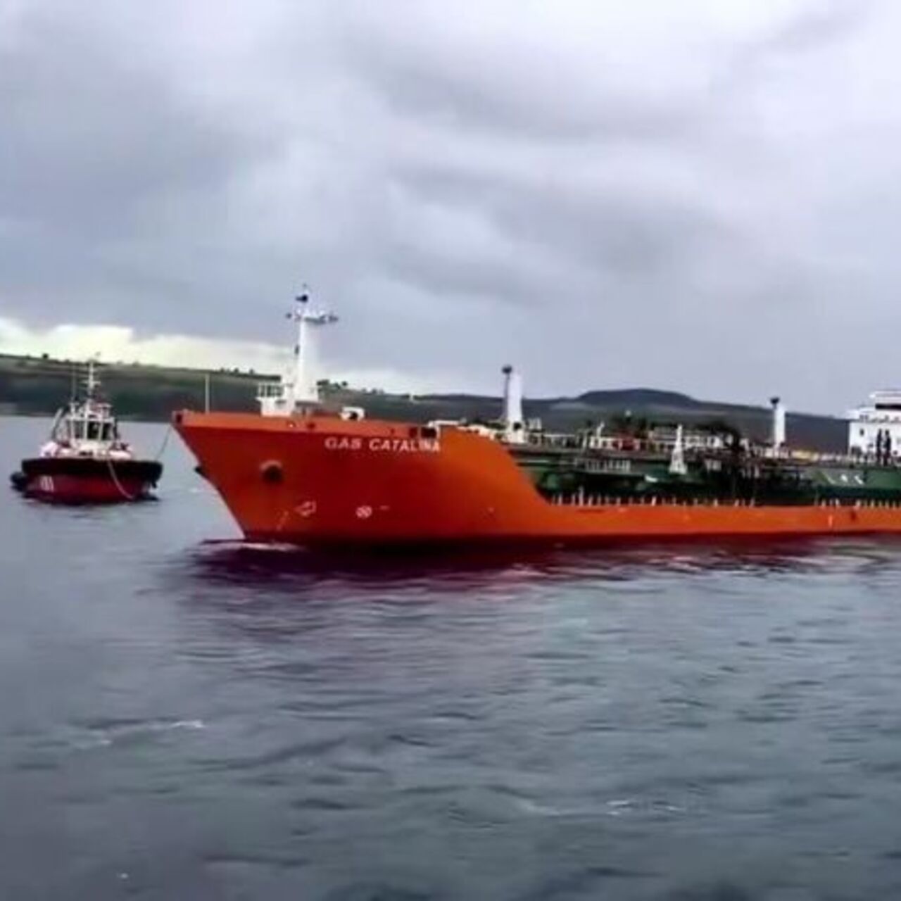 Arıza yapan gemi emniyete alındı