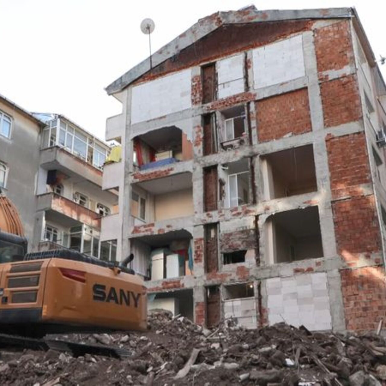 Bina yıkılınca 40 yıllık gerçek ortaya çıktı!