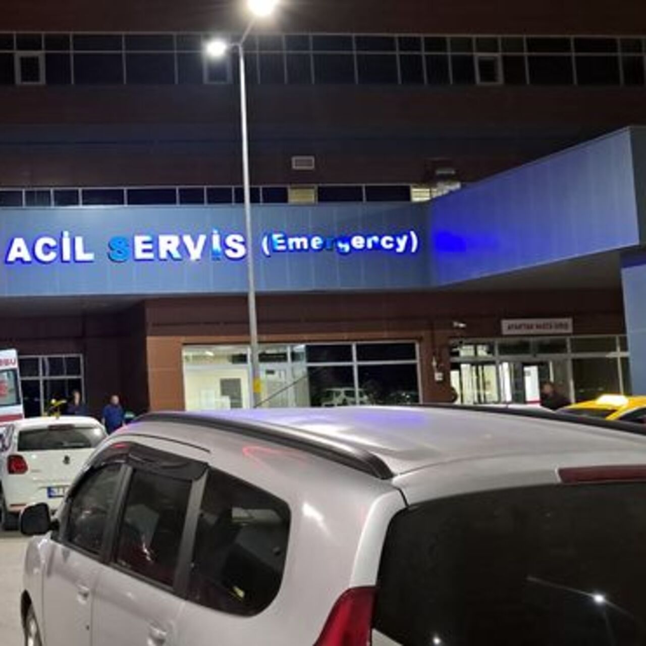 Boşanma aşamasındaki eşini bıçakladı