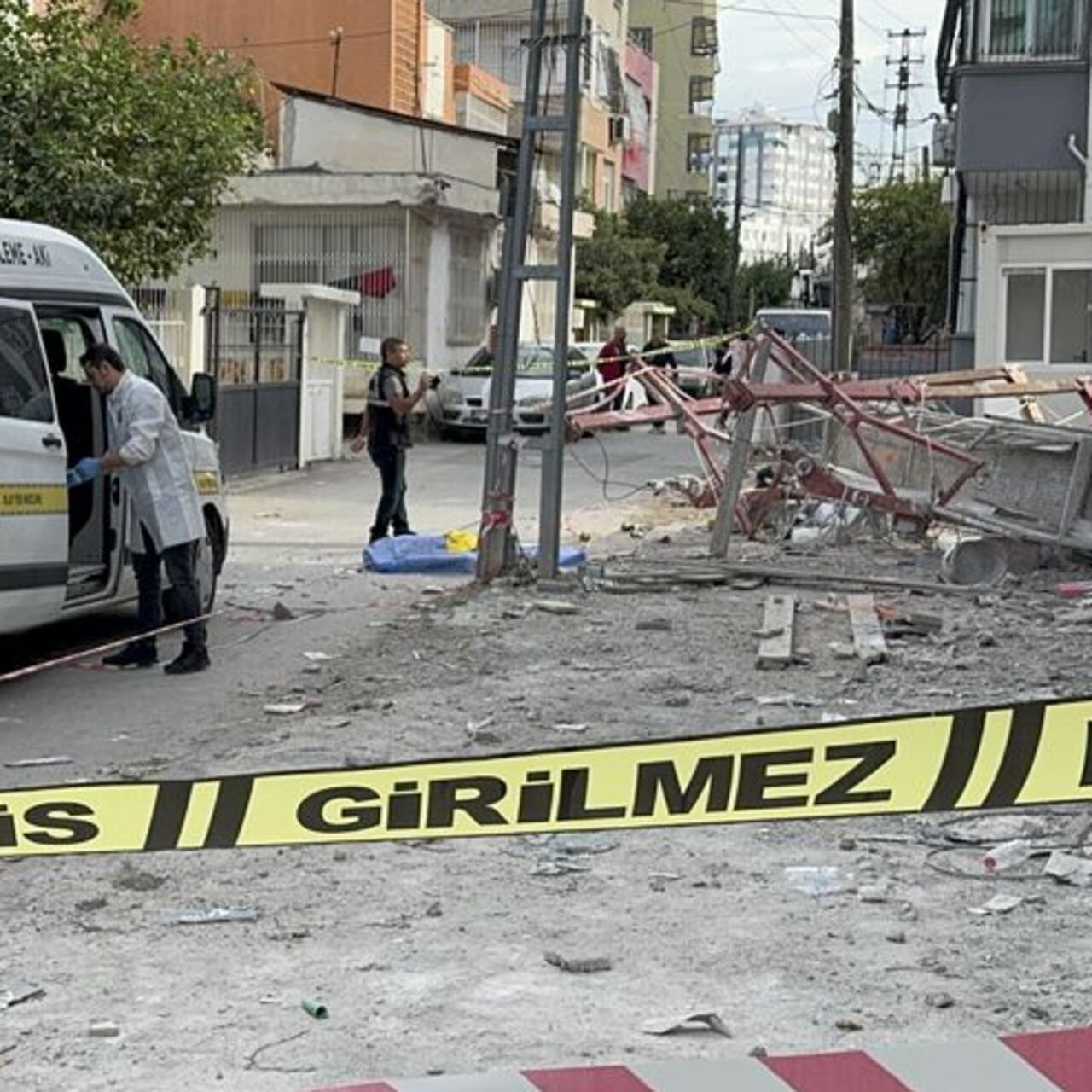 Dehşet! Metrelerce yükseklikten yere çakıldılar!