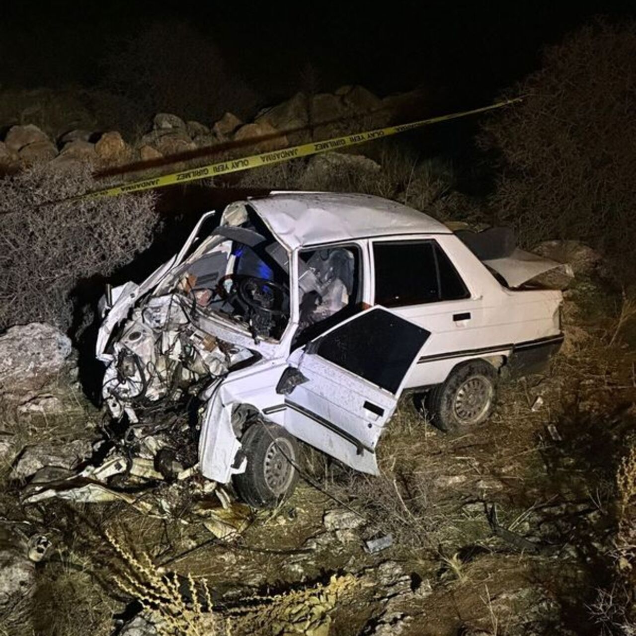 Devrilen otomobil sürücü ve hamile eşini hayattan kopardı