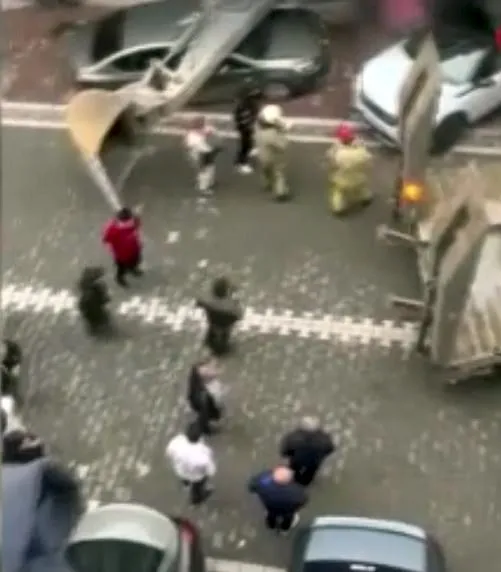 Esenyurt’ta tır dorsesindeki iş makinesi devrildi! 2 otomobil hasar gördü