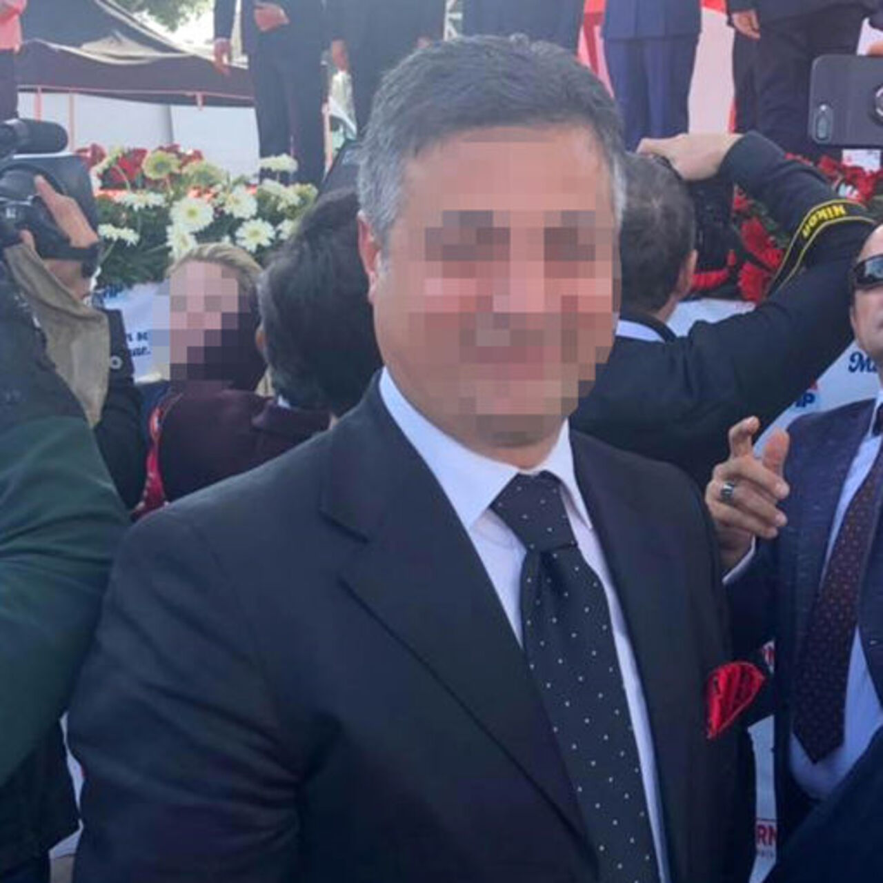 Eski ilçe başkanı rüşvetten gözaltında