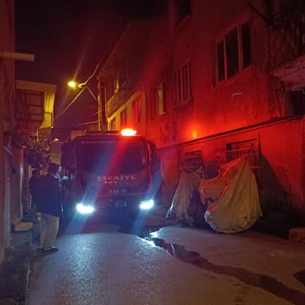 Evini ateşe verdi! Hastaneye kaldırıldı