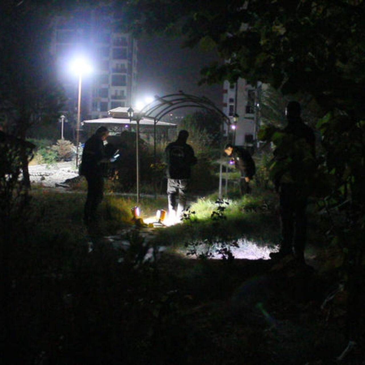 Hırsızlık şüphelilerini engelledi! Tabancayla vuruldu