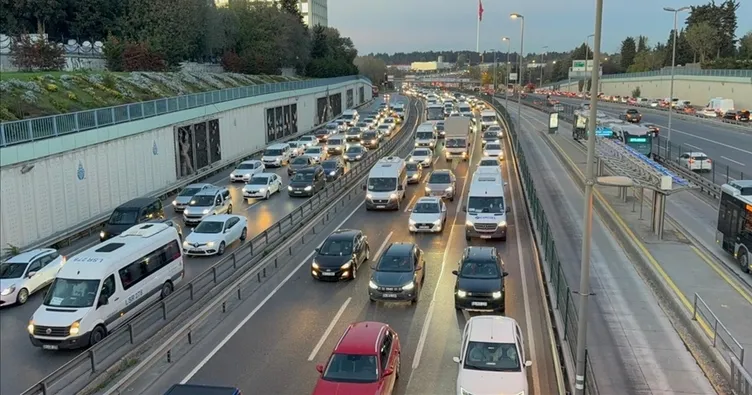 İstanbul’da trafik yine kilitlendi! Harita kırmızıya döndü: Yoğunluk yüzde 80’e ulaştı