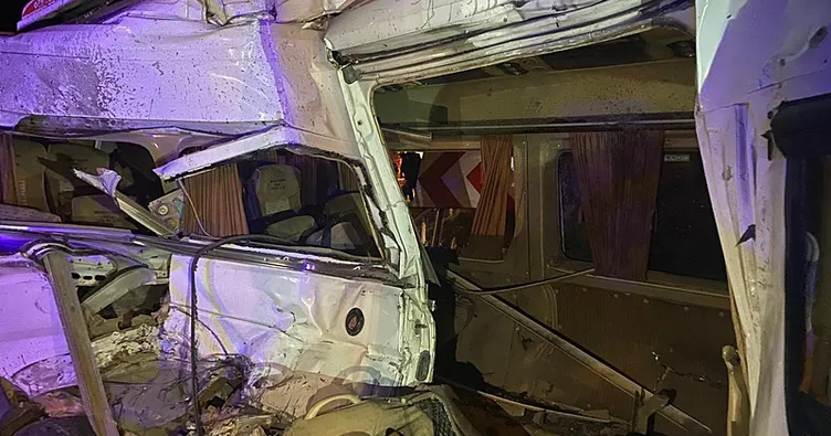 İzmir’de iki işçi servisi çarpıştı: 15 kişi yaralandı.