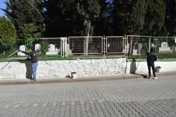 KARACABEY BELEDİYESİ’NDEN MEZARLIKLARA ÖZENLİ BAKIM