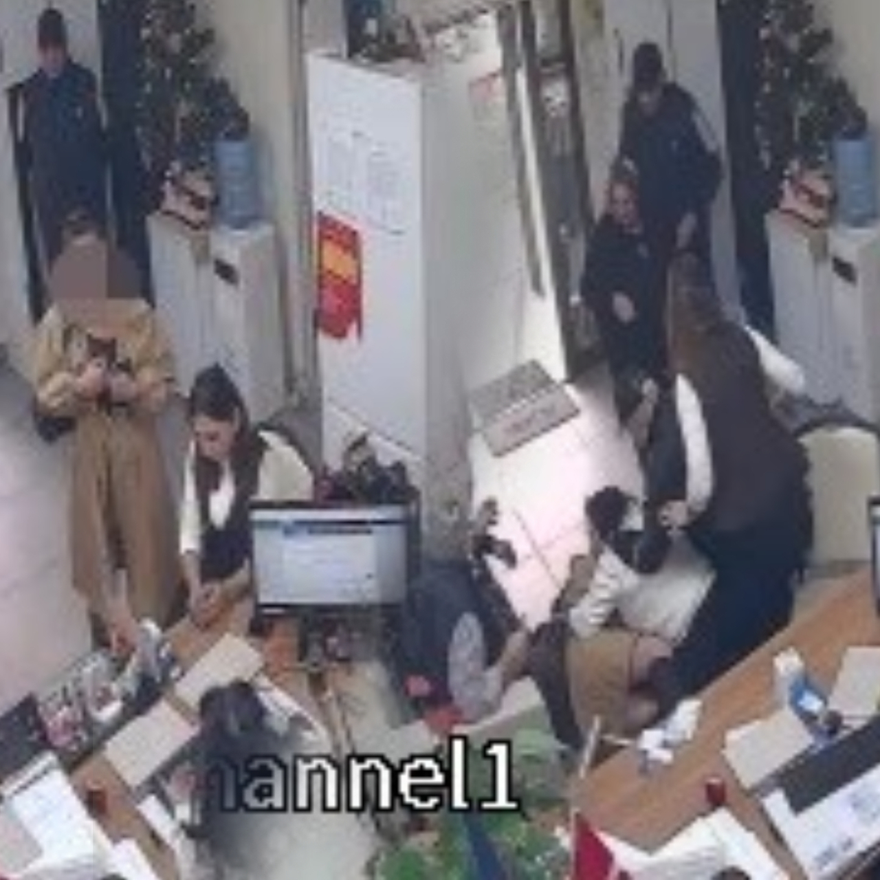 Kadın mahalleli kadın muhtara saldırdı!