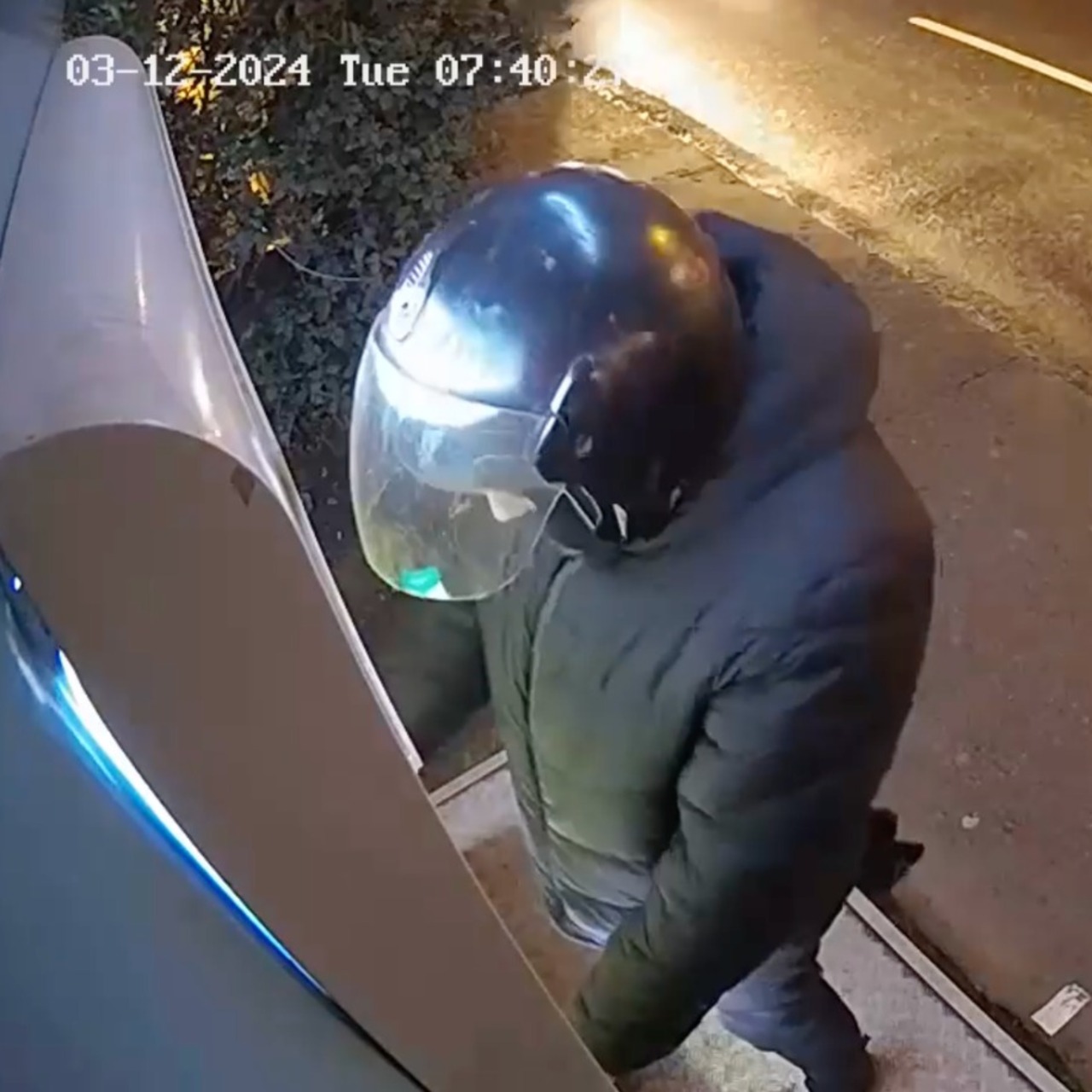 Kask taktı, tornavidayla ATM’lere dadandı!