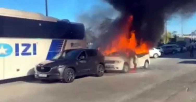 Minibüs yangını korkuttu! Alevler üç araca sıçradı