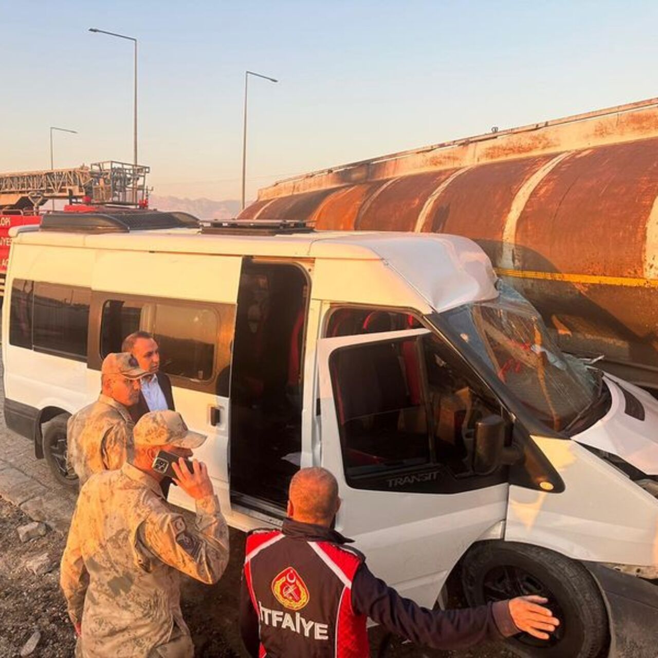 Öğrenci servisi, tankerle çarpıştı: 14 yaralı