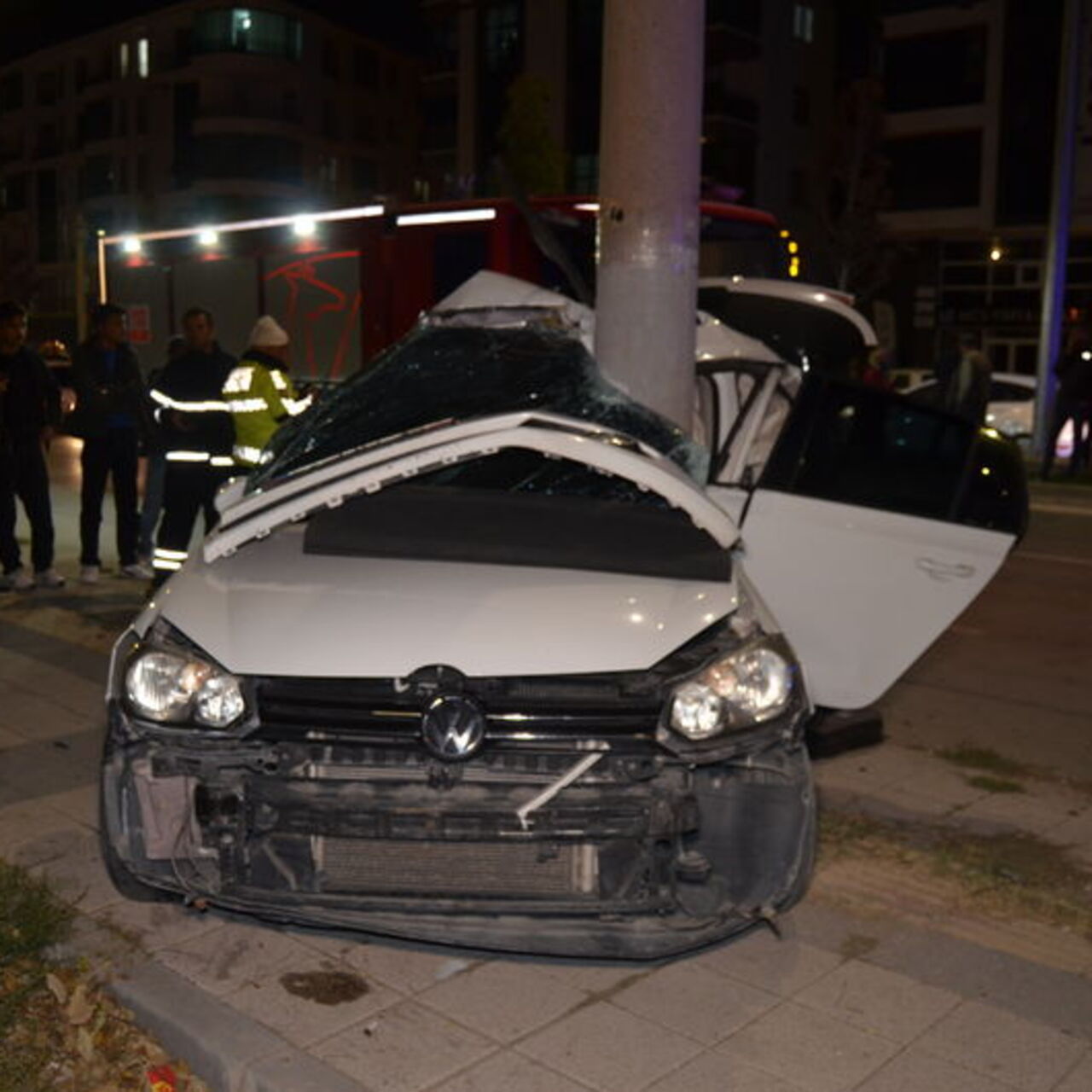 Otomobil elektrik direğine çarptı: 2 yaralı