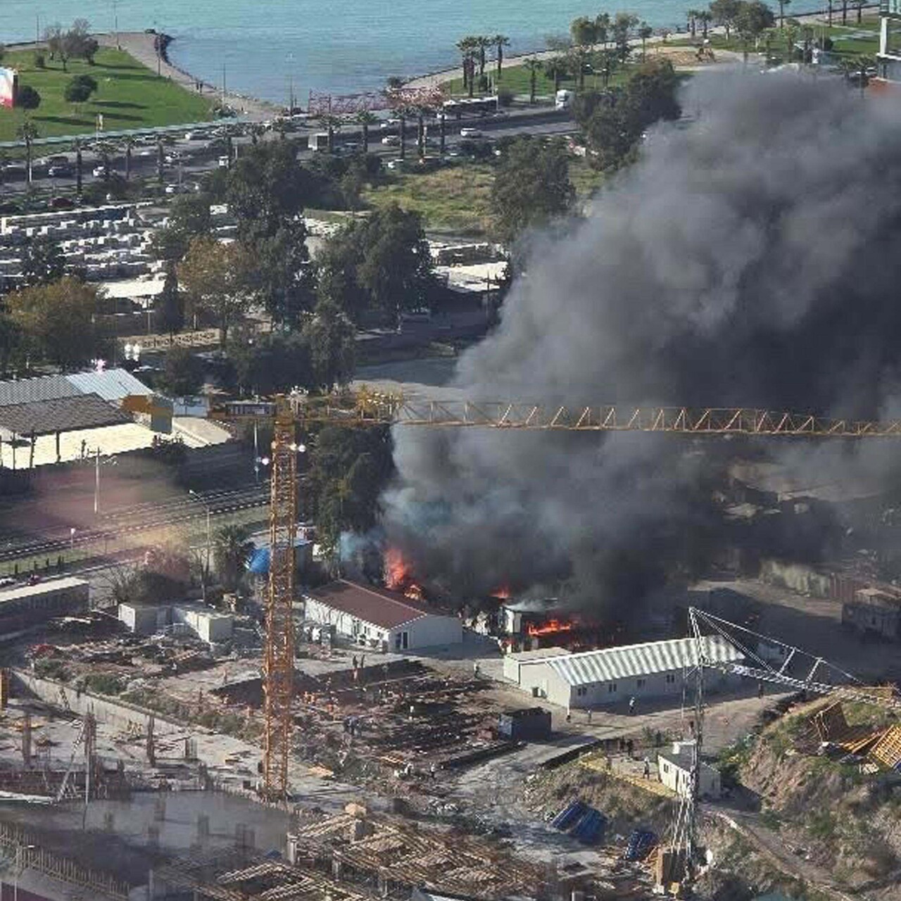 Şantiyede yangın! Otomobiller de yandı!