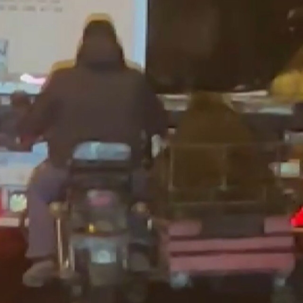 Seyir halindeki TIR’dan koyun çaldılar