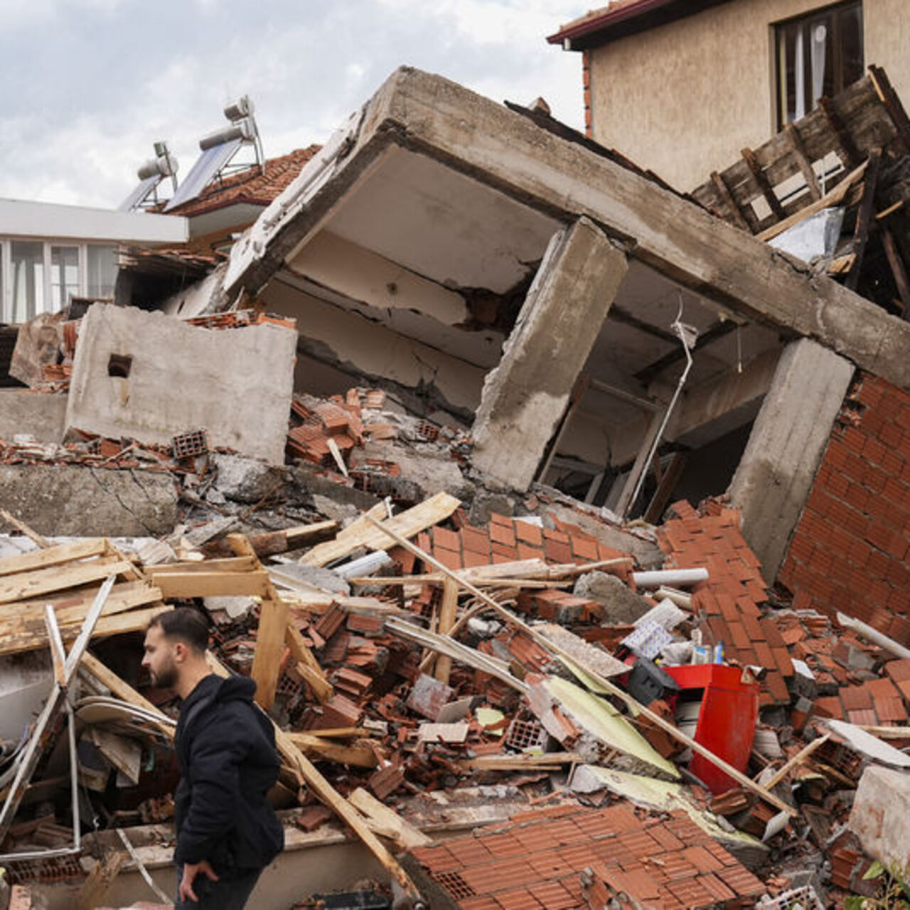 Sındırgı’da peş peşe korkutan depremler
