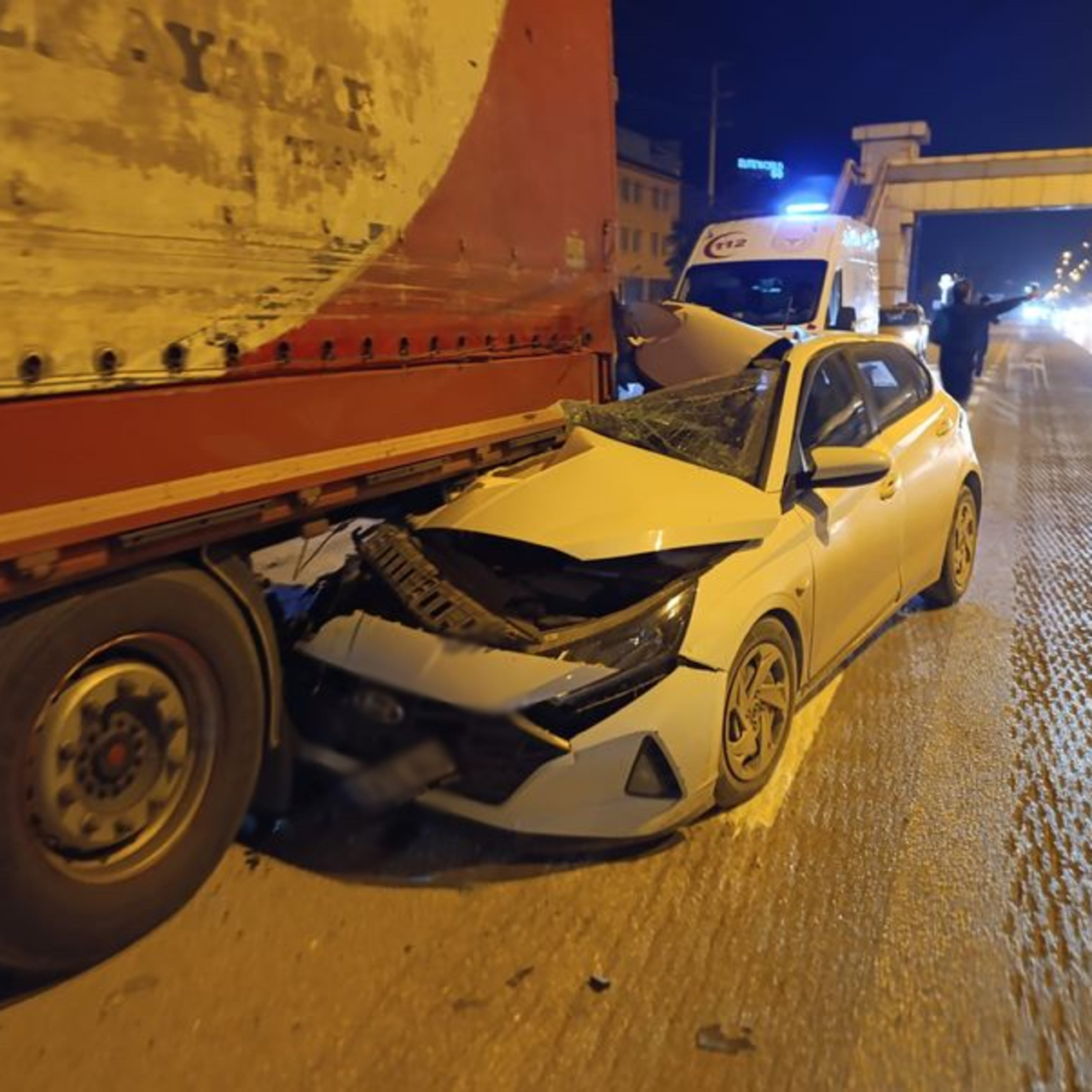 TIR’a arkadan çarpan otomobil sürücüsü yaralandı