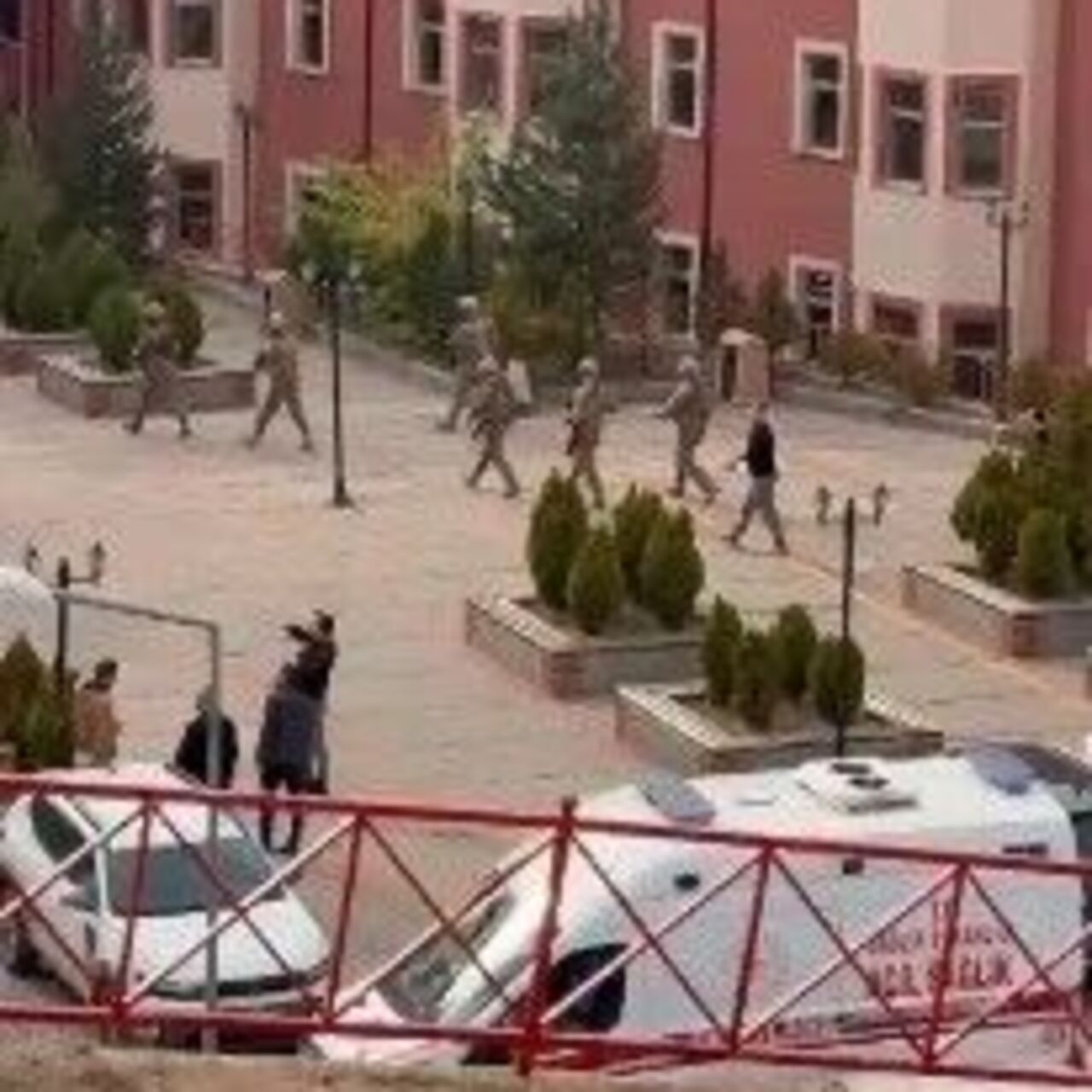 Üniversitede rehine krizi!