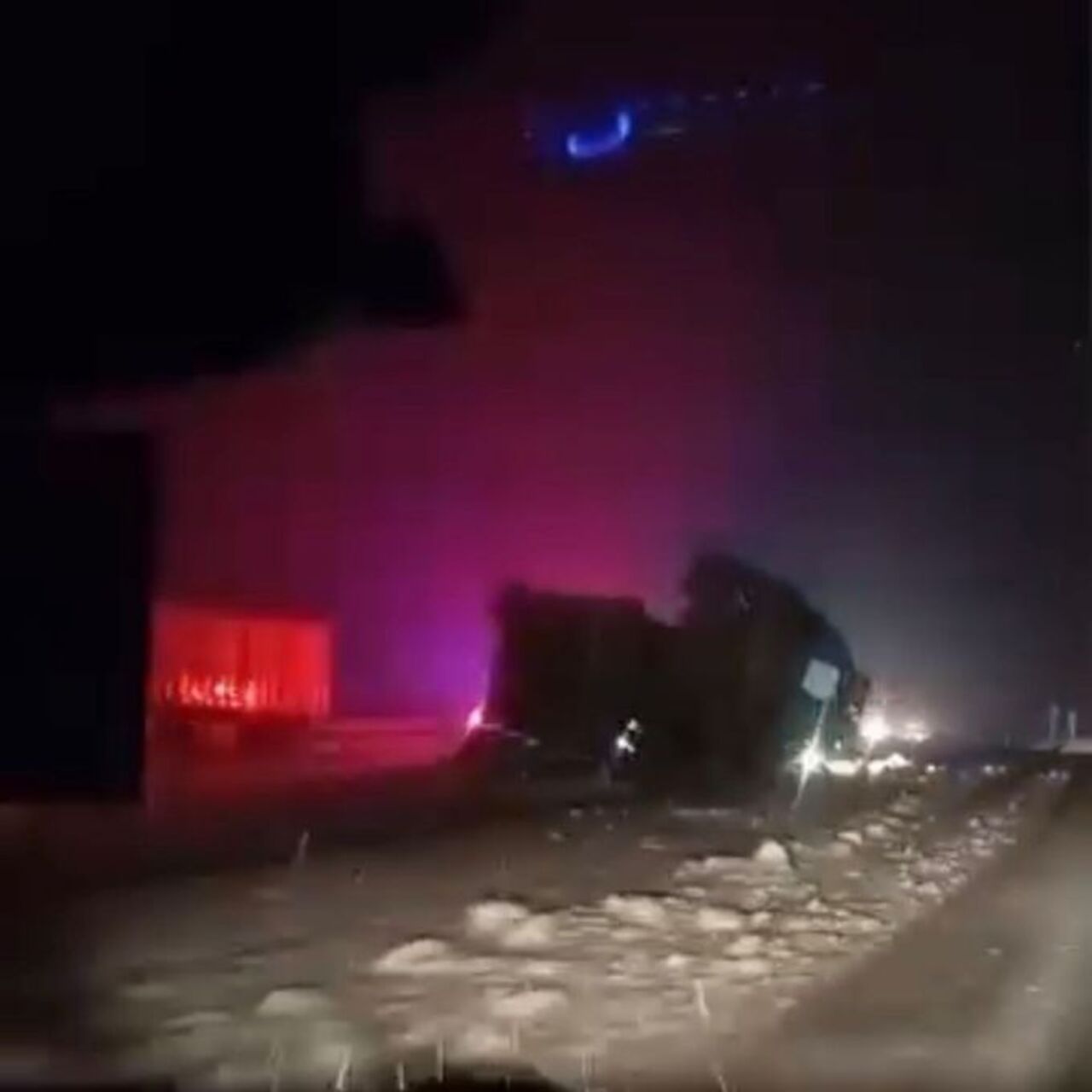 Yardım için duran TIR’a çarptı: 1 ölü, 5 yaralı