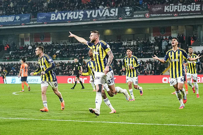 fenerbahce-deplasmanda-takildi-kanarya-basaksehir-engelini-gecemedi-1765048156545.jpeg