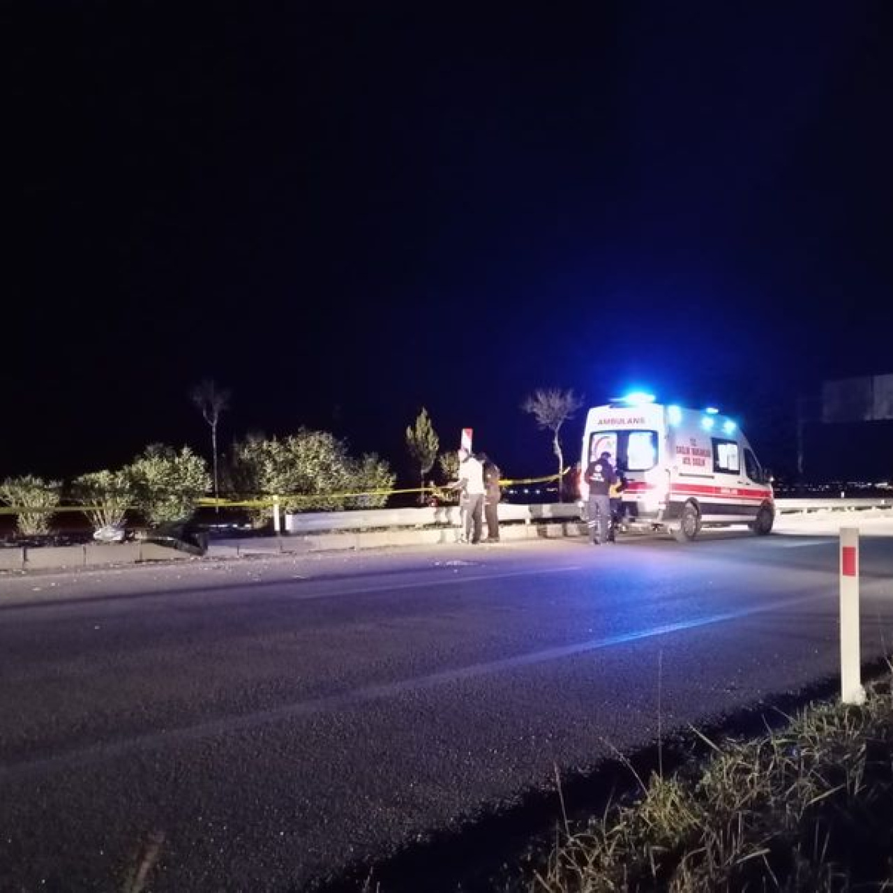 Adana’da motosiklet refüje çarptı: 1 ölü, 1 ağır yaralı