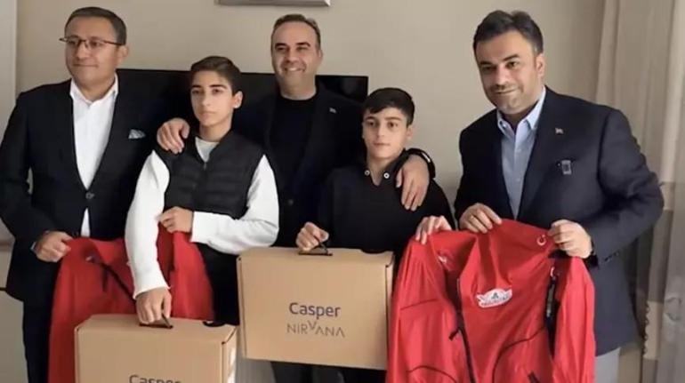 Altın dolu çantayı kuyumcuya teslim etmişlerdi! Bakan Kacır’dan kahraman çocuklara sürpriz ziyaret