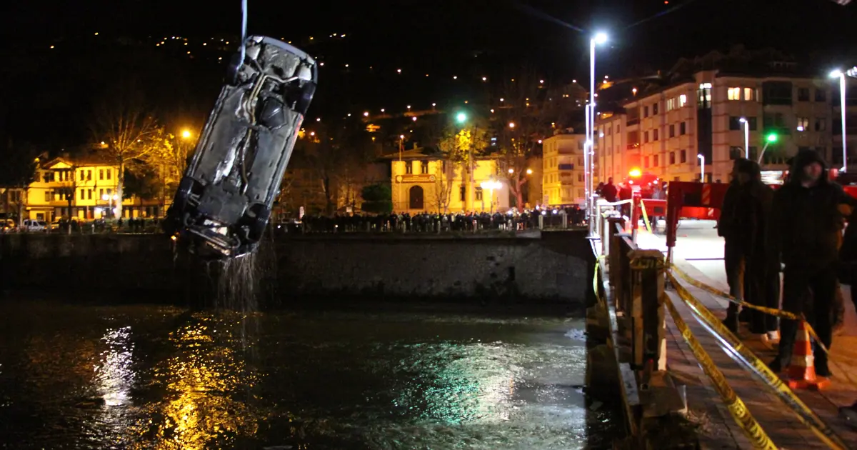 Amasya’da otomobil köprüden nehre uçtu