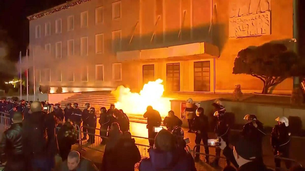 Arnavutluk’ta tansiyon yüksek! Başbakan ve yardımcısının istifası isteniyor