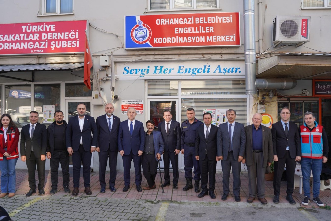 Başkan Aydın, Kaymakam Karamehmetoğlu ve ilçe protokolü engelli bireylerin yanında oldu.