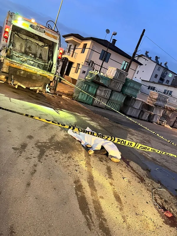 Belediye çöp kamyonunun çarptığı işçi hayatını kaybetti