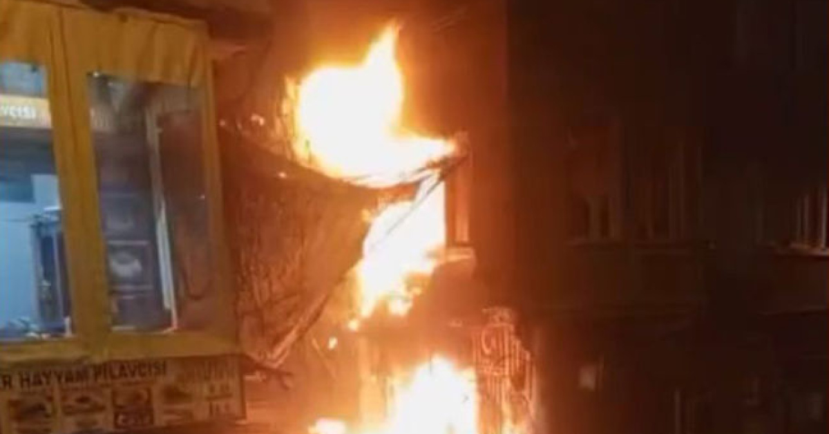 Beyoğlu’nda yangın! Çatıya sığındılar