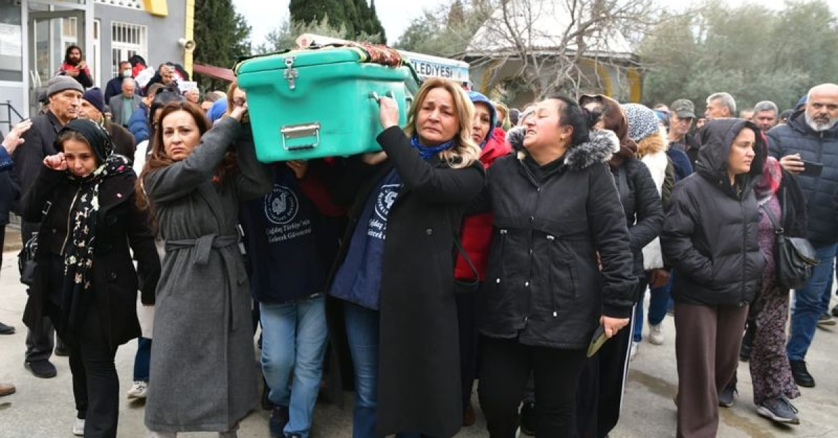 Cenazesini kadınlar taşıdı