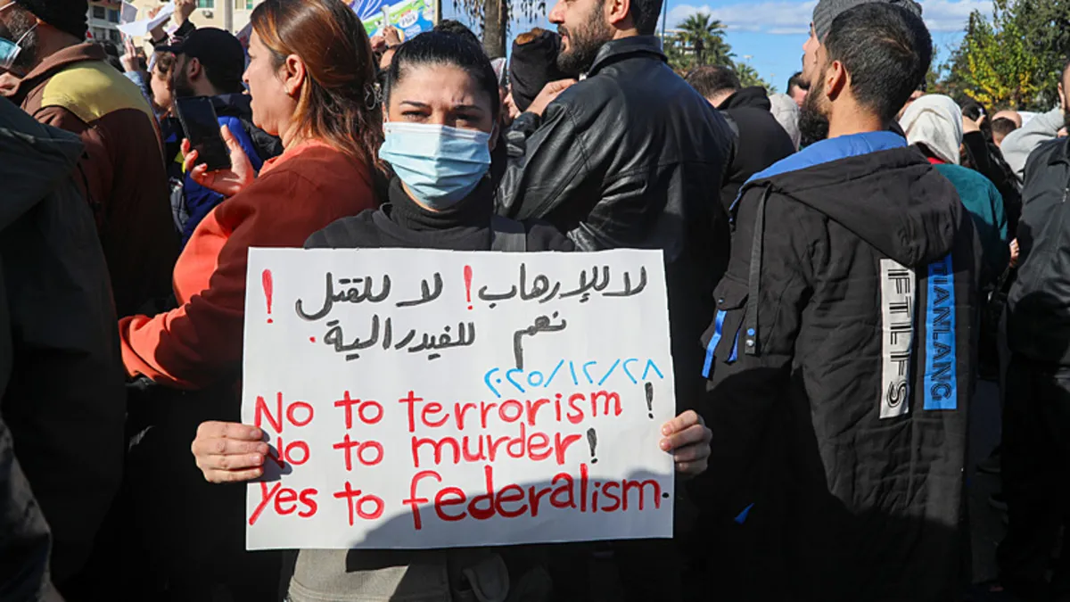 Esad’ın kuzeni Mahluf Alevilerin federasyon isteğine karşı: Bizi çok tehlikeli bir yola sürüklüyor