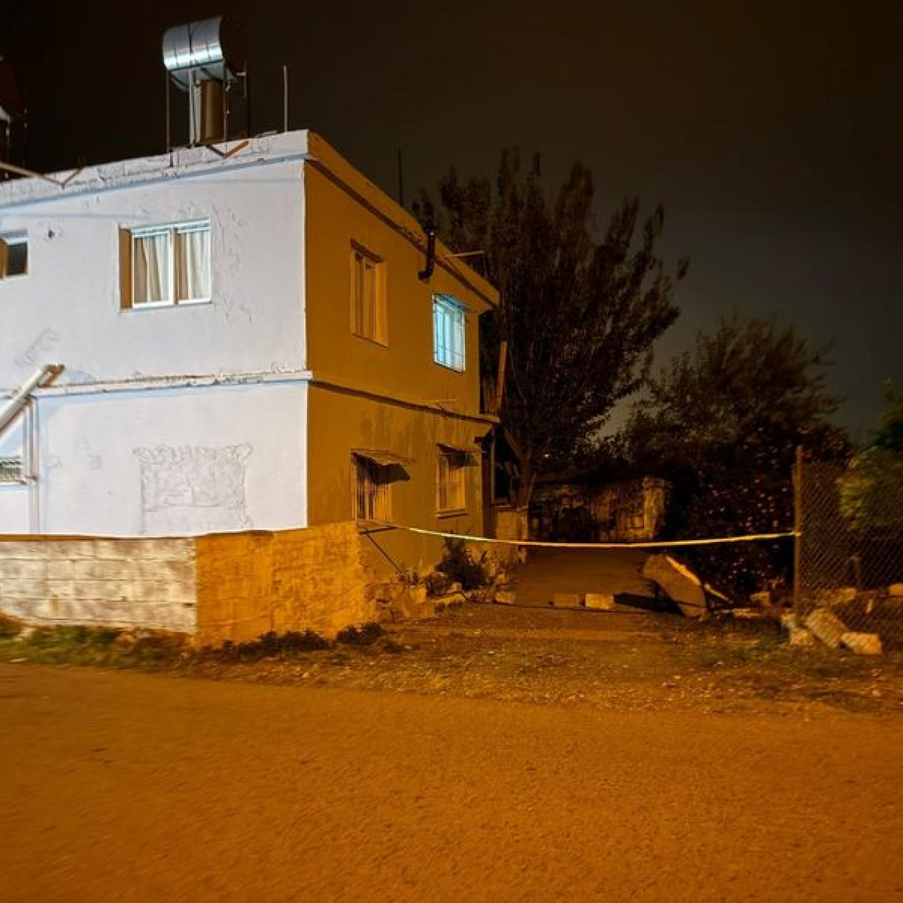 Eşini öldürüp banyoya gömdü