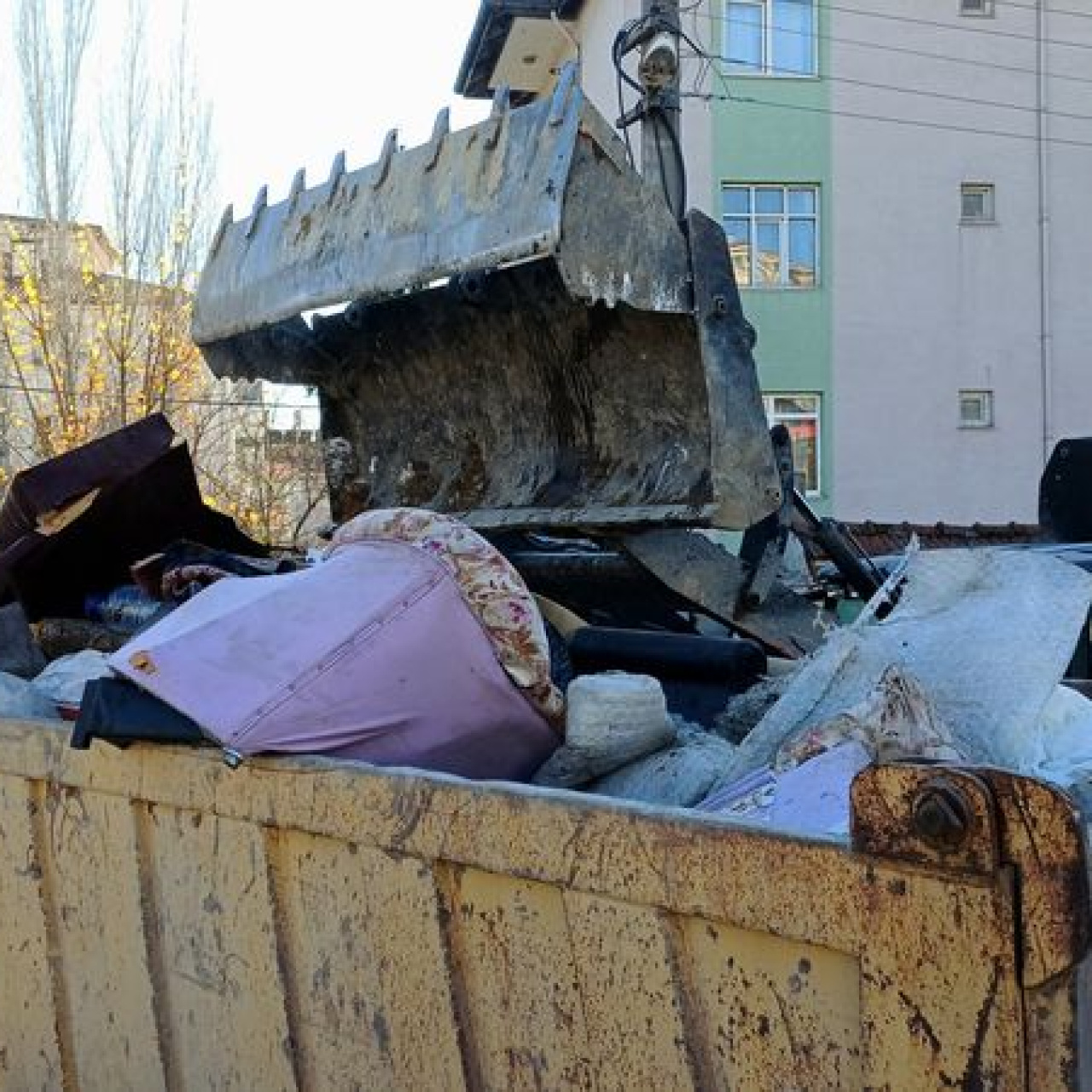 Evden 10 kamyon dolusu çöp çıkarıldı