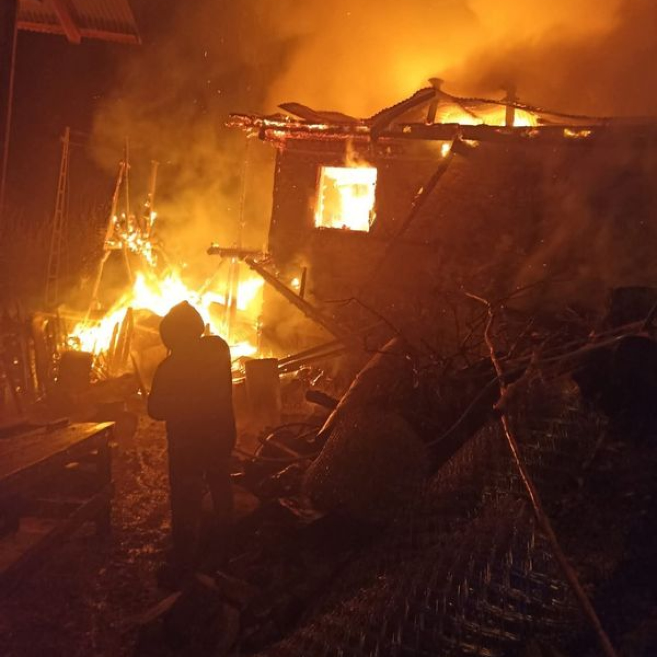 Evden çıktı okul lojmanına sıçradı