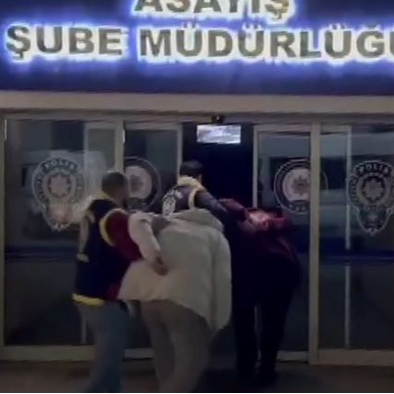 Eve çağırdıkları kişiyi gasbeden sevgililer tutuklandı