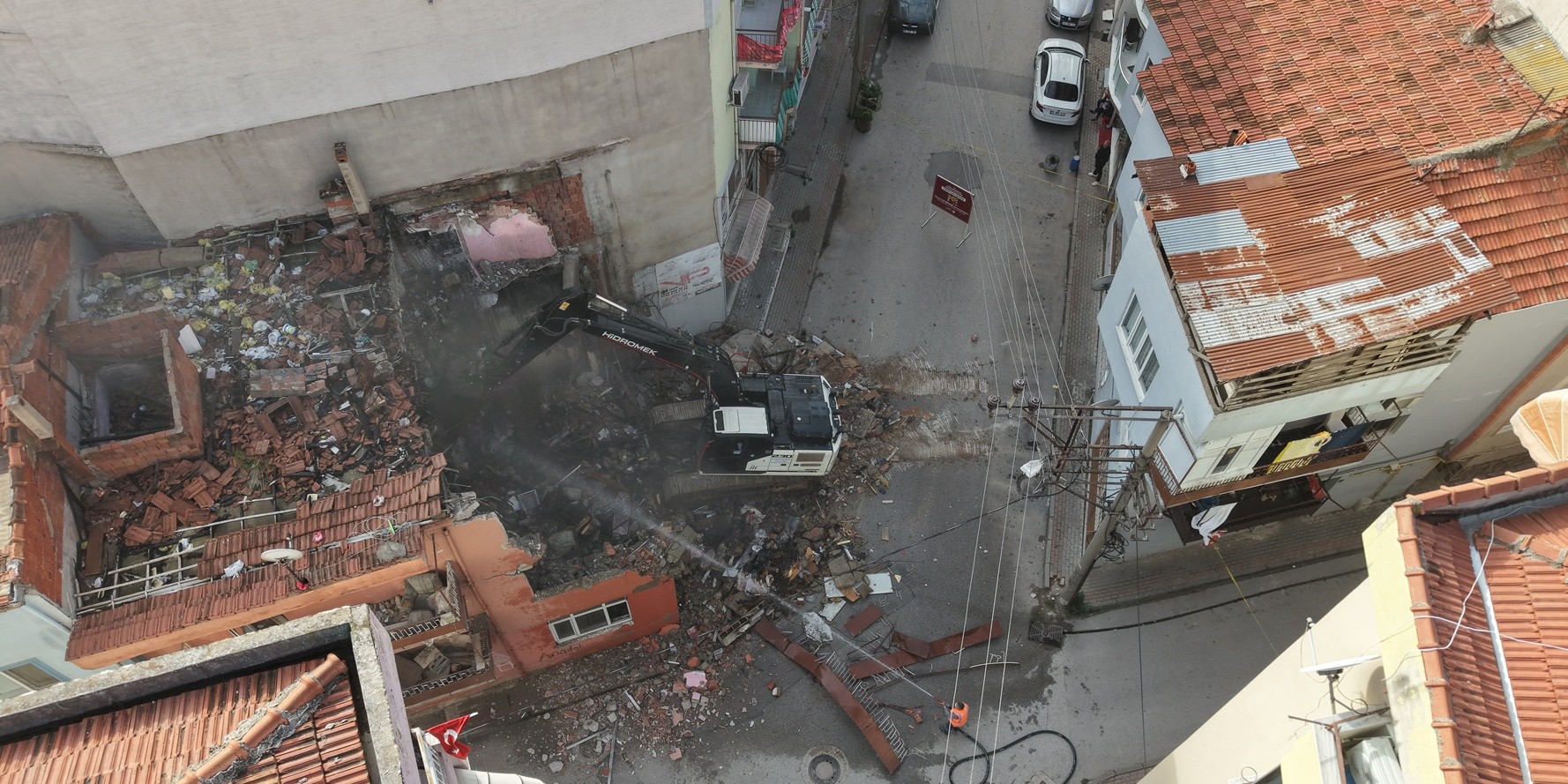 Gemlik’te Metruk Bina Temizliği Devam Ediyor