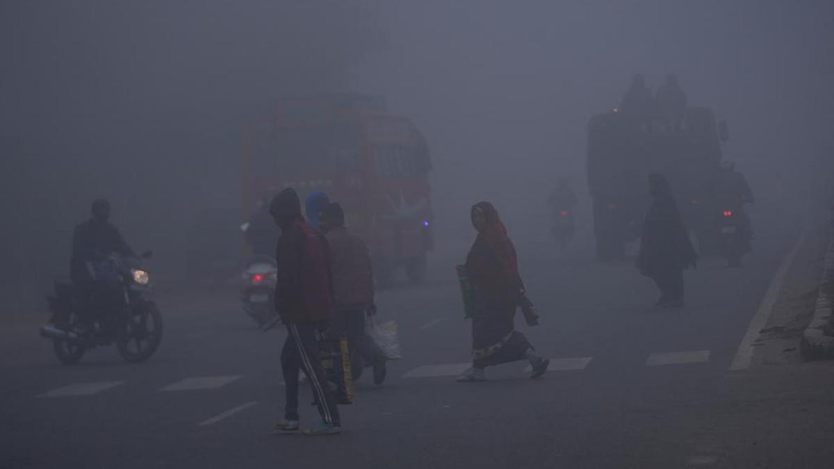 Göz gözü görmüyor! Hindistan’da sis nedeniyle onlarca uçuş iptal…