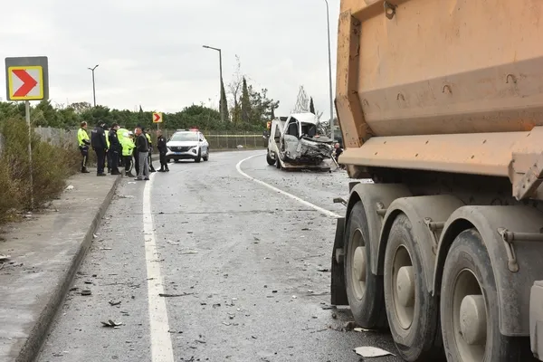 Hafriyat kamyonu ile çarpışan kamyonetin sürücüsü hayatını kaybetti