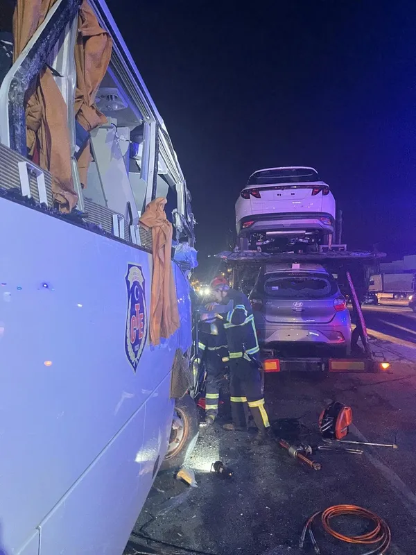 Hükümlüleri taşıyan araç kazaya karıştı! 12’si hükümlü 23 yaralı