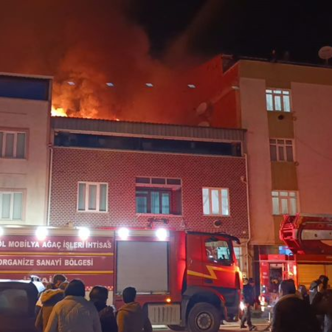 İki katlı evin çatısında yangın