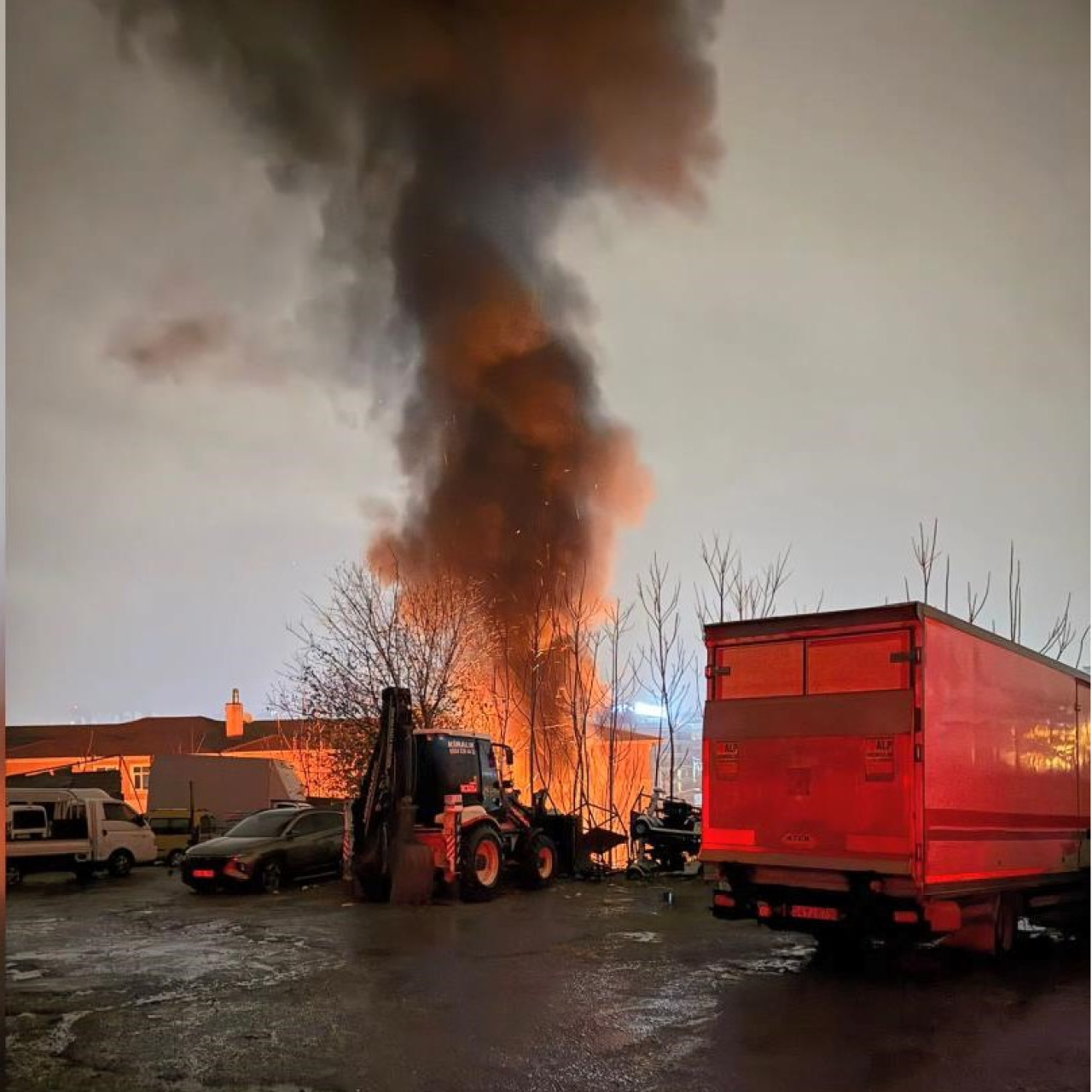 İstanbul’da otoparkta dumanlar yükseldi! 14 araç yandı!