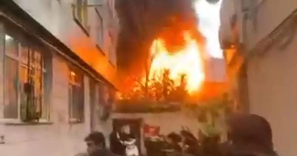 İstanbul’da otoparkta yangın. Alevler 2 katlı binaya sıçradı