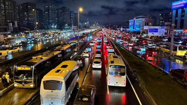 İstanbul’da trafik adım adım! Yoğunluk yüzde 87’ye ulaştı
